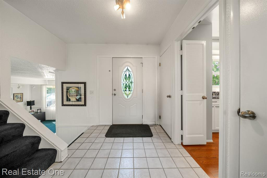5285 HARDWOODS Drive, West Bloomfield, MI 48323 — Photo 8