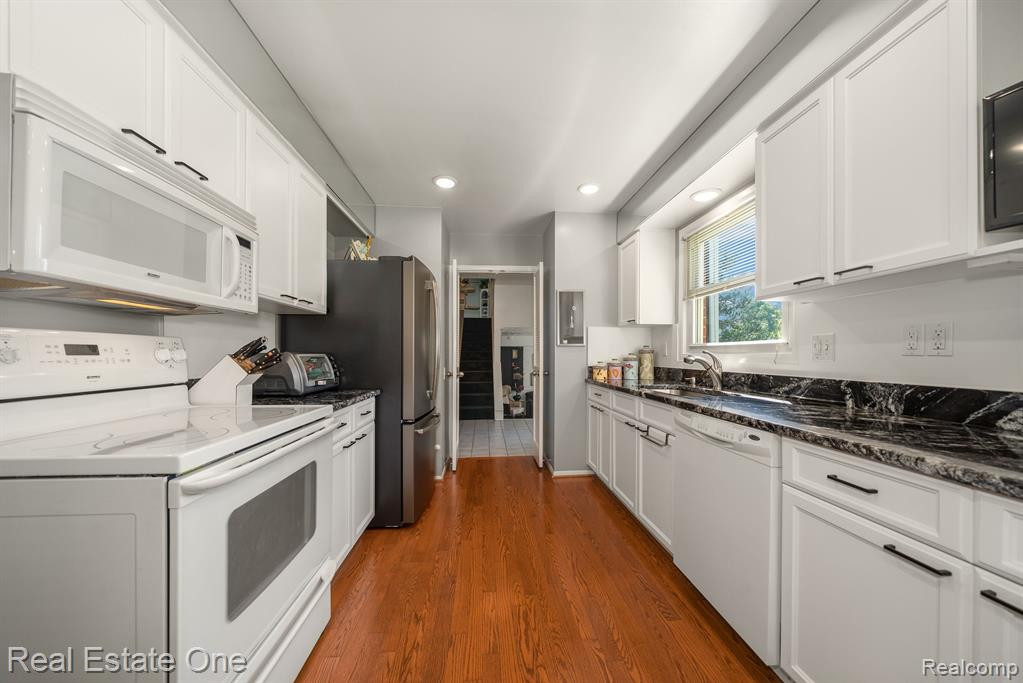 5285 HARDWOODS Drive, West Bloomfield, MI 48323 — Photo 9