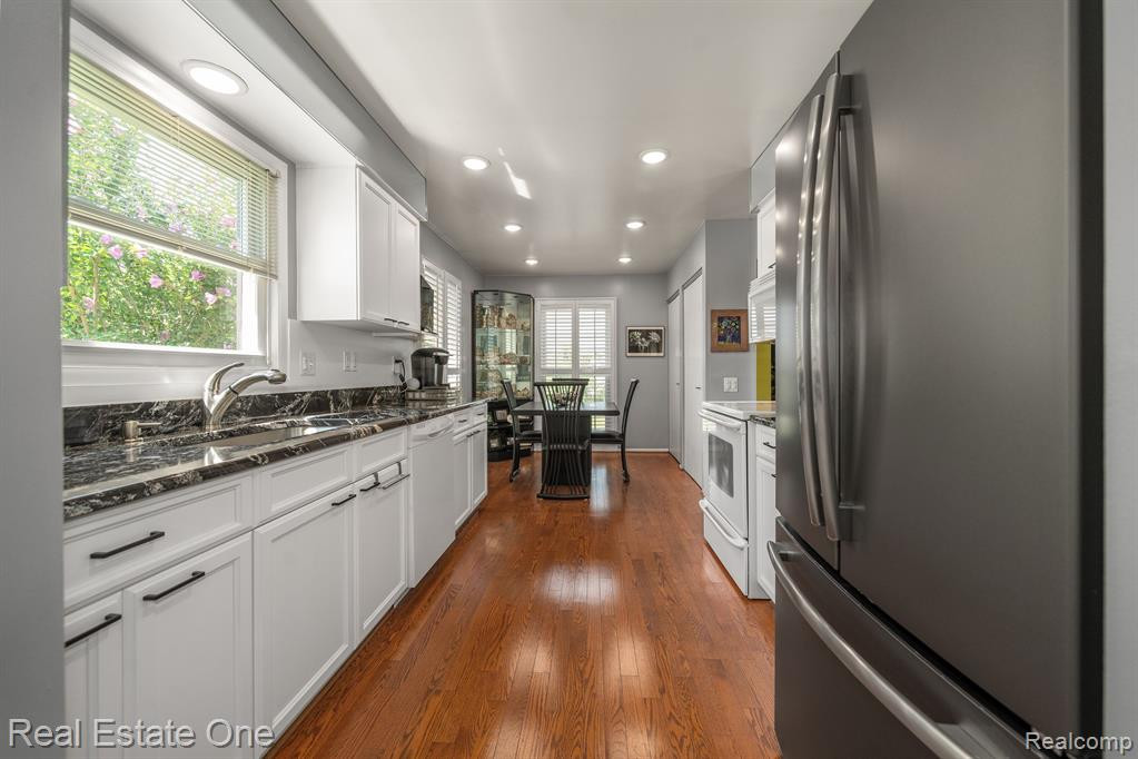 5285 HARDWOODS Drive, West Bloomfield, MI 48323 — Photo 10