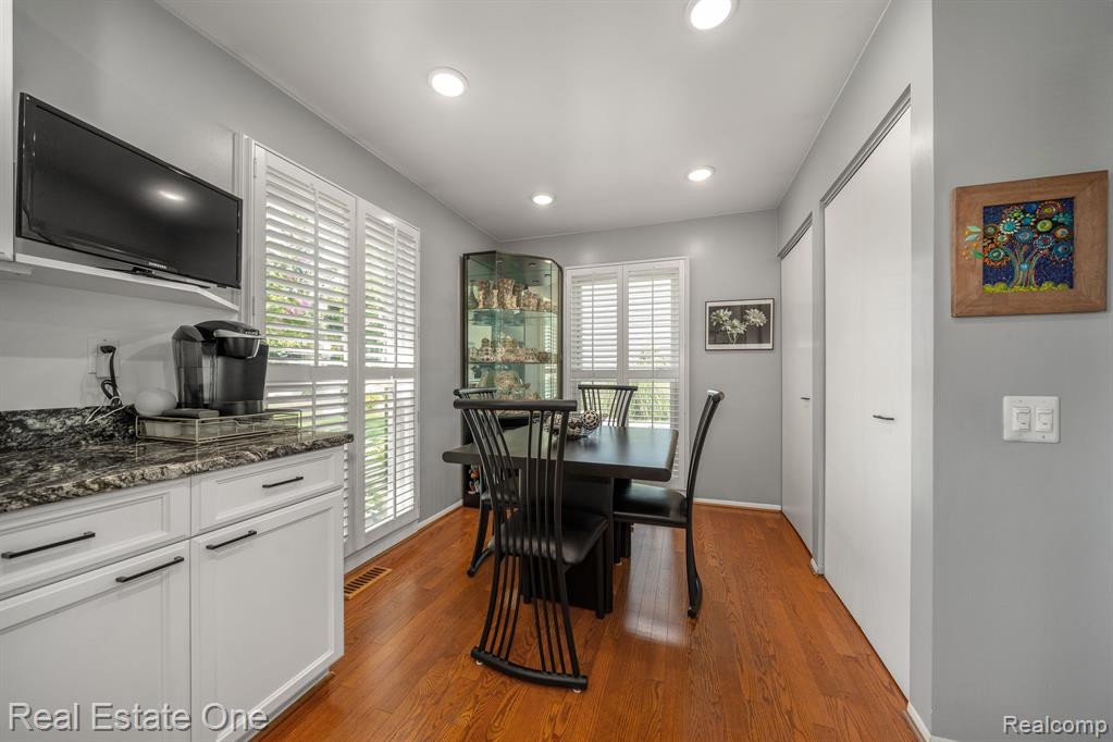 5285 HARDWOODS Drive, West Bloomfield, MI 48323 — Photo 11