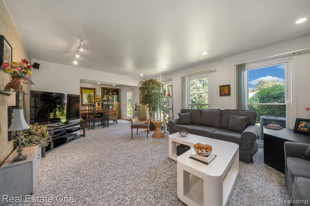 5285 HARDWOODS Drive, West Bloomfield, MI 48323 — Photo 14