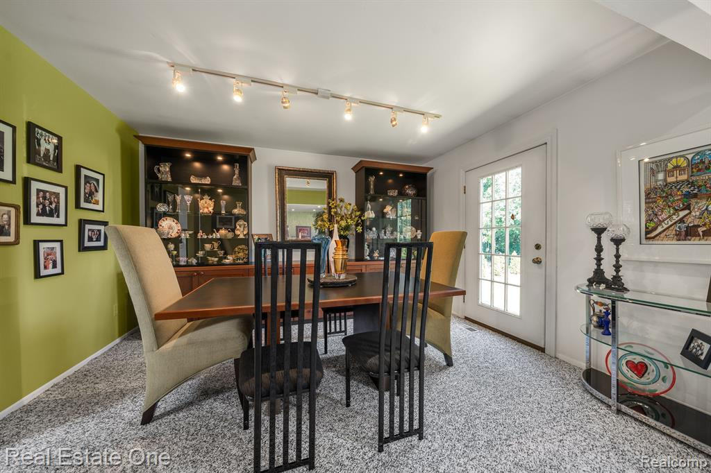 5285 HARDWOODS Drive, West Bloomfield, MI 48323 — Photo 15