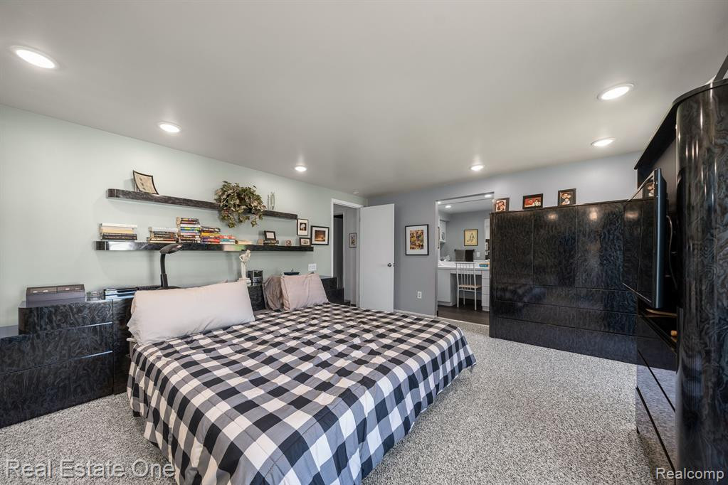 5285 HARDWOODS Drive, West Bloomfield, MI 48323 — Photo 17