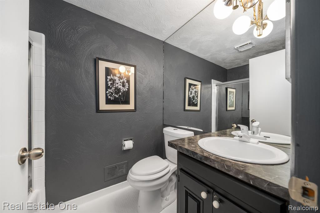 5285 HARDWOODS Drive, West Bloomfield, MI 48323 — Photo 21