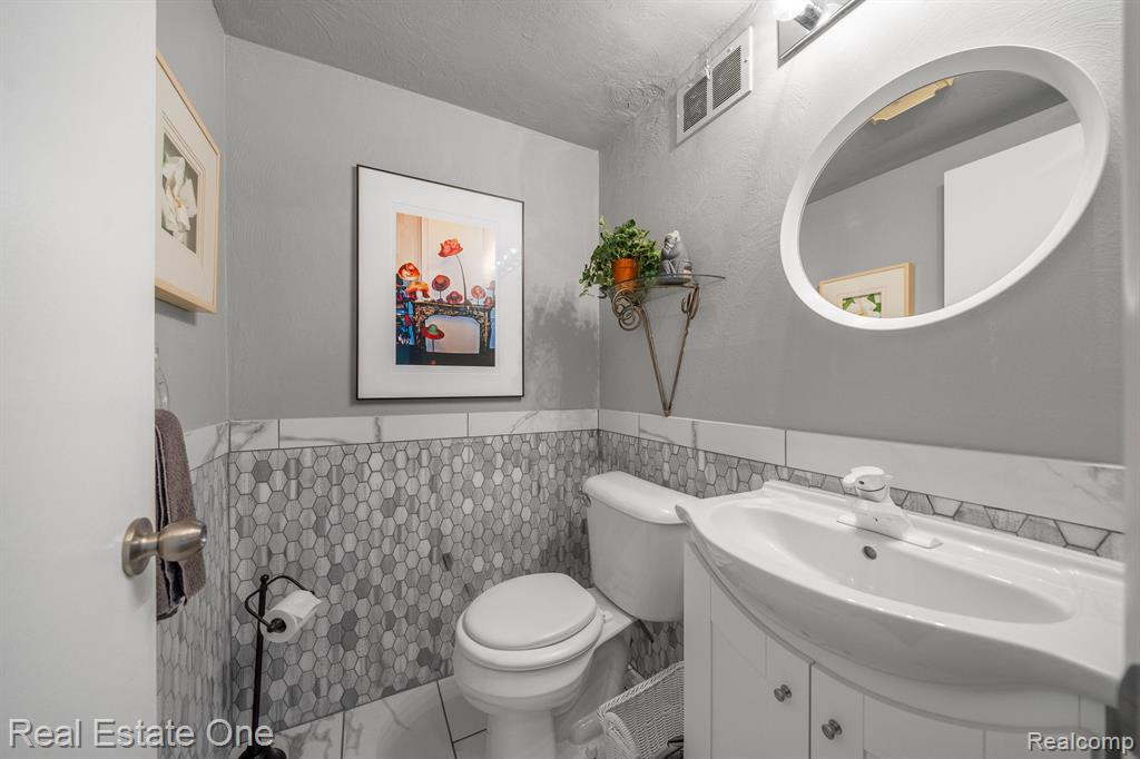 5285 HARDWOODS Drive, West Bloomfield, MI 48323 — Photo 26