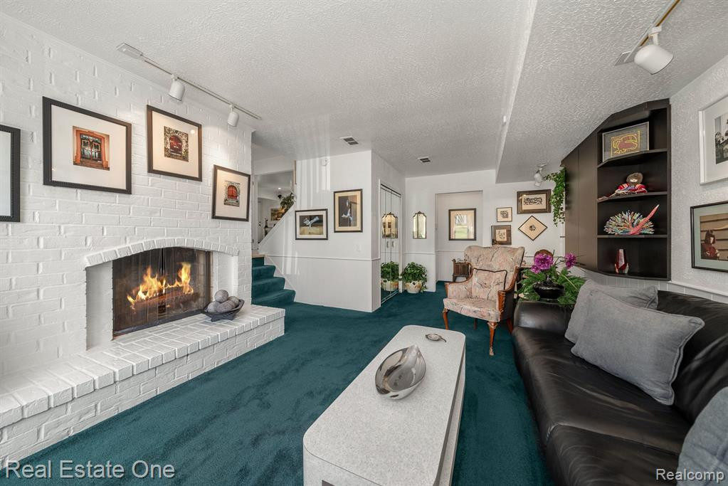 5285 HARDWOODS Drive, West Bloomfield, MI 48323 — Photo 28