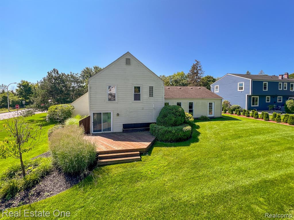 5285 HARDWOODS Drive, West Bloomfield, MI 48323 — Photo 32
