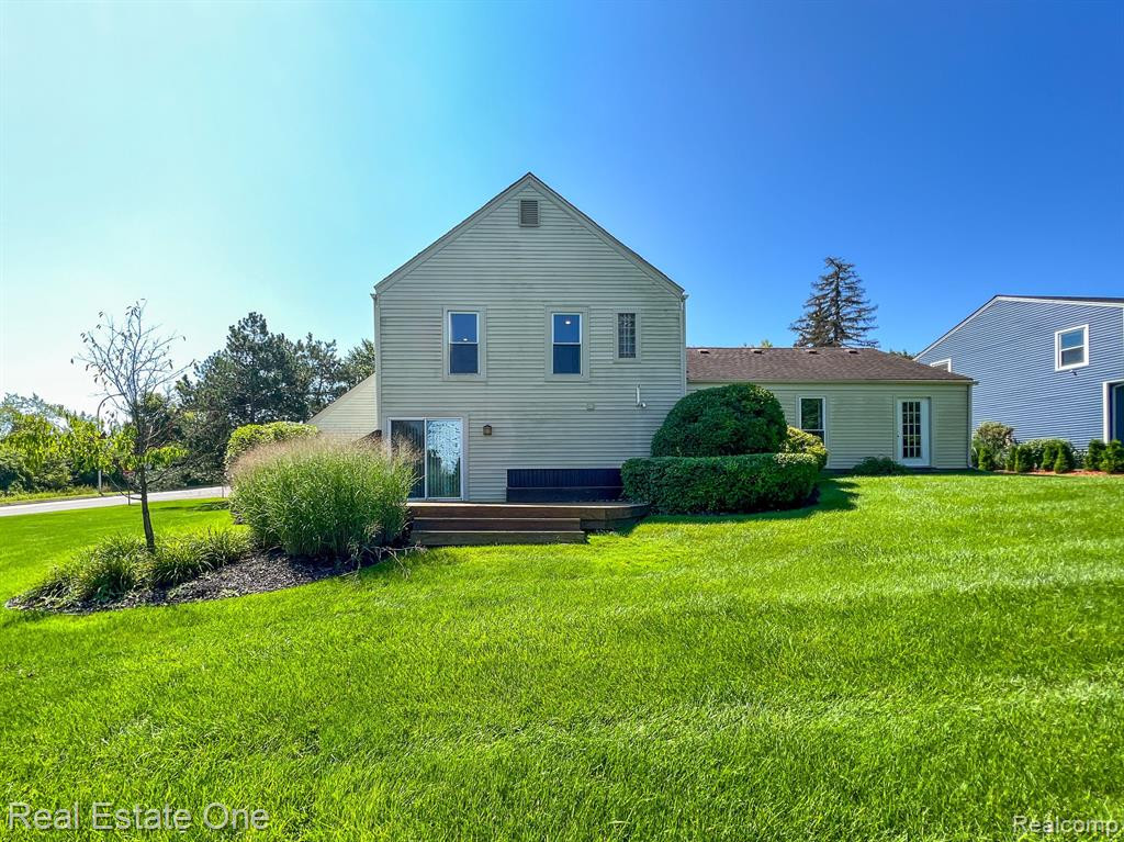 5285 HARDWOODS Drive, West Bloomfield, MI 48323 — Photo 33