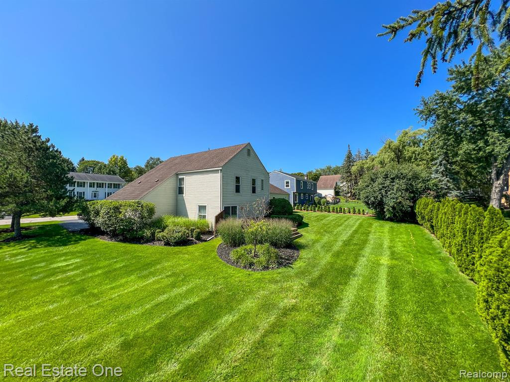 5285 HARDWOODS Drive, West Bloomfield, MI 48323 — Photo 34