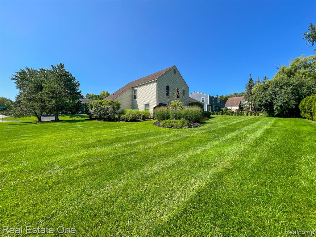 5285 HARDWOODS Drive, West Bloomfield, MI 48323 — Photo 35
