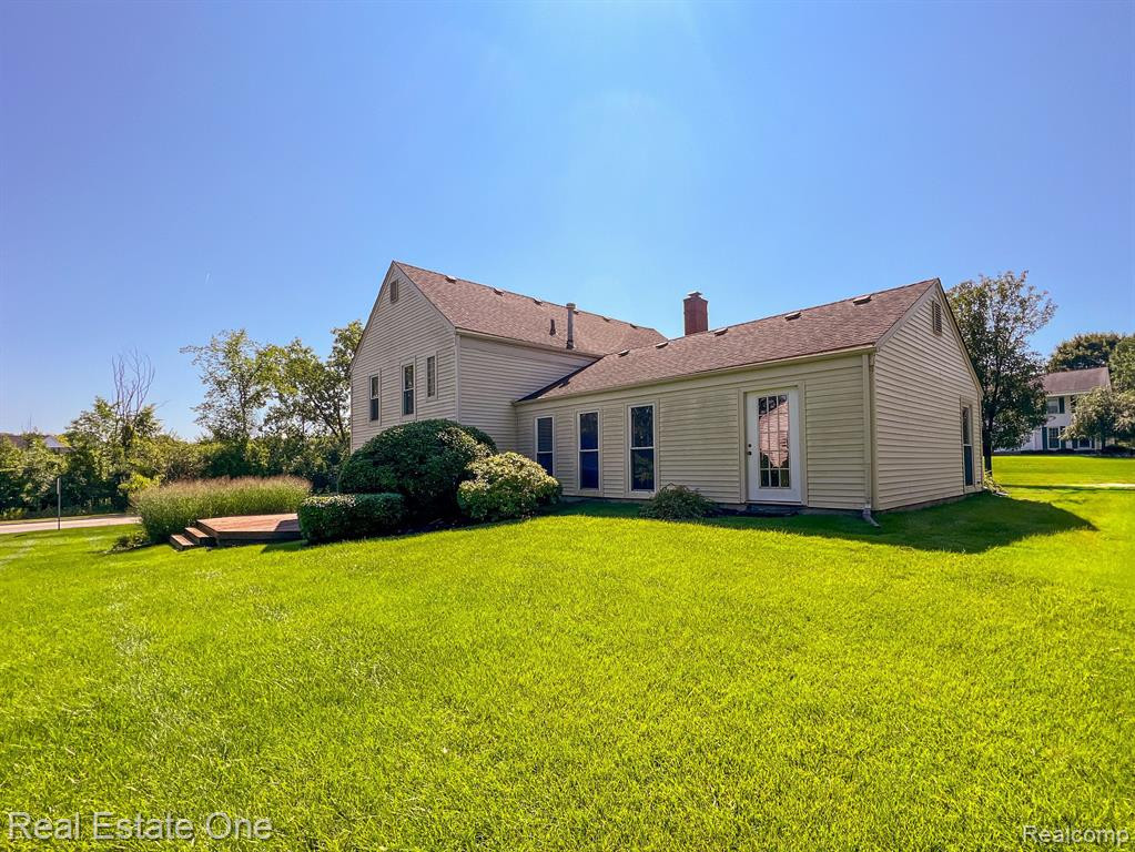 5285 HARDWOODS Drive, West Bloomfield, MI 48323 — Photo 36