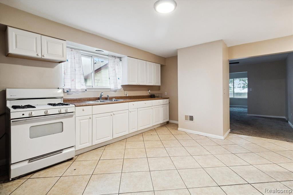 7591 PAIGE Avenue, Warren, MI 48091 — Photo 9