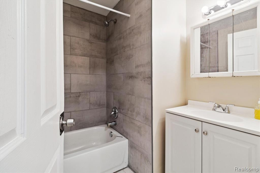 7591 PAIGE Avenue, Warren, MI 48091 — Photo 11