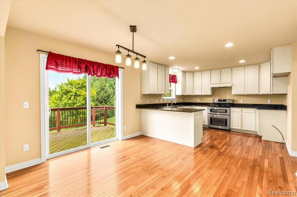 53742 SPRINGWOOD Drive, South Lyon, MI 48178 — Photo 10