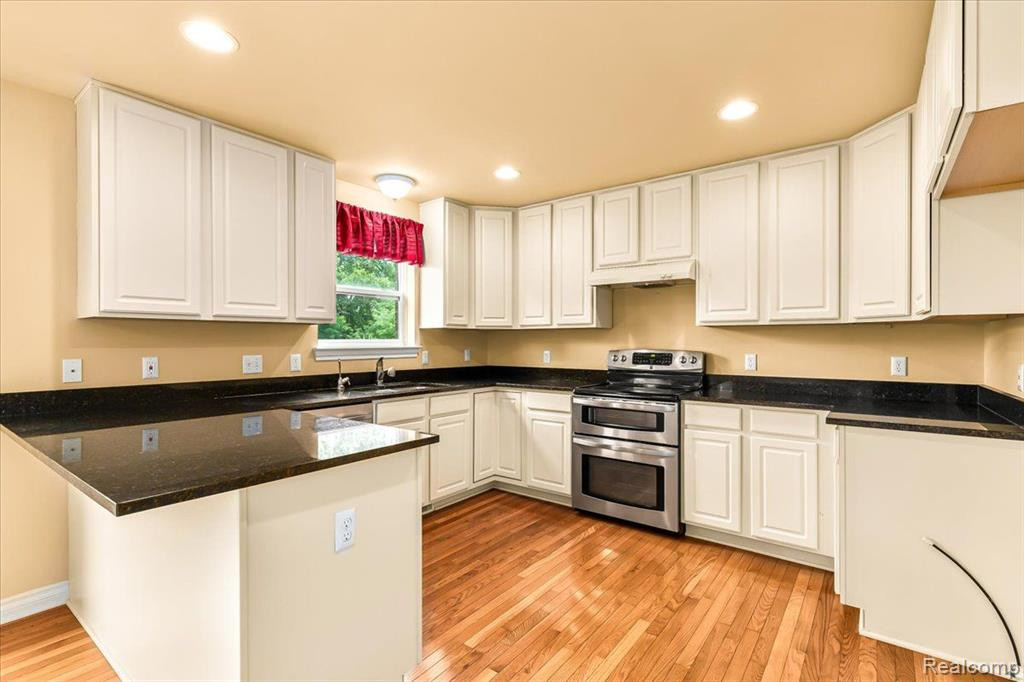 53742 SPRINGWOOD Drive, South Lyon, MI 48178 — Photo 12