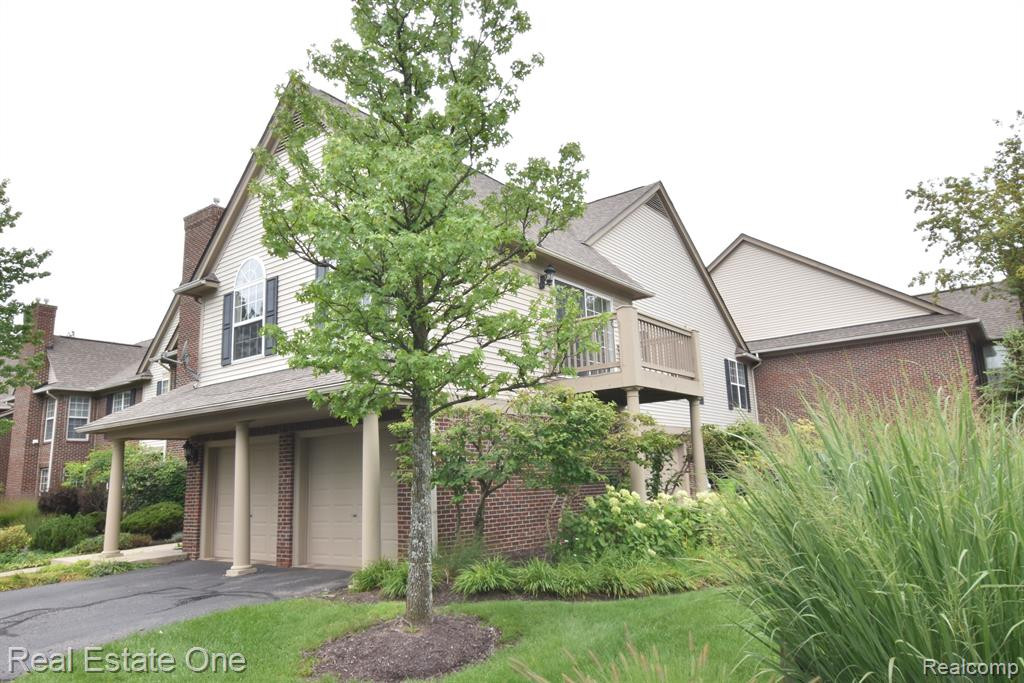 28101 CARLTON WAY Drive, Novi, MI 48377 — Photo 2