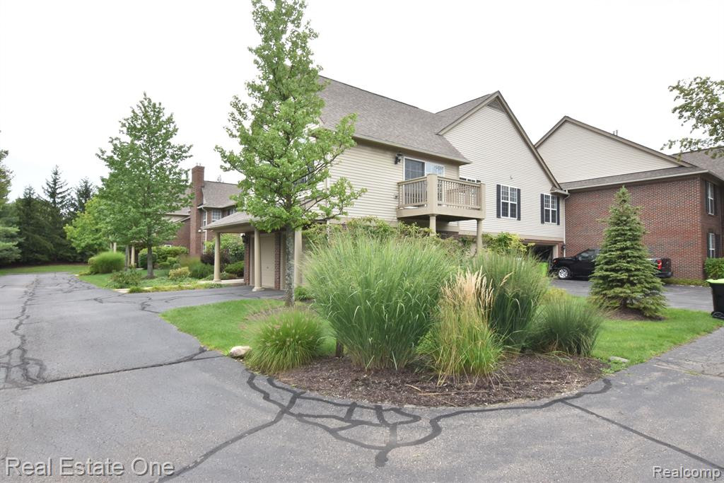 28101 CARLTON WAY Drive, Novi, MI 48377 — Photo 3