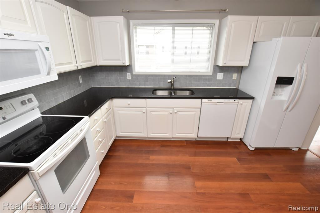 28101 CARLTON WAY Drive, Novi, MI 48377 — Photo 7