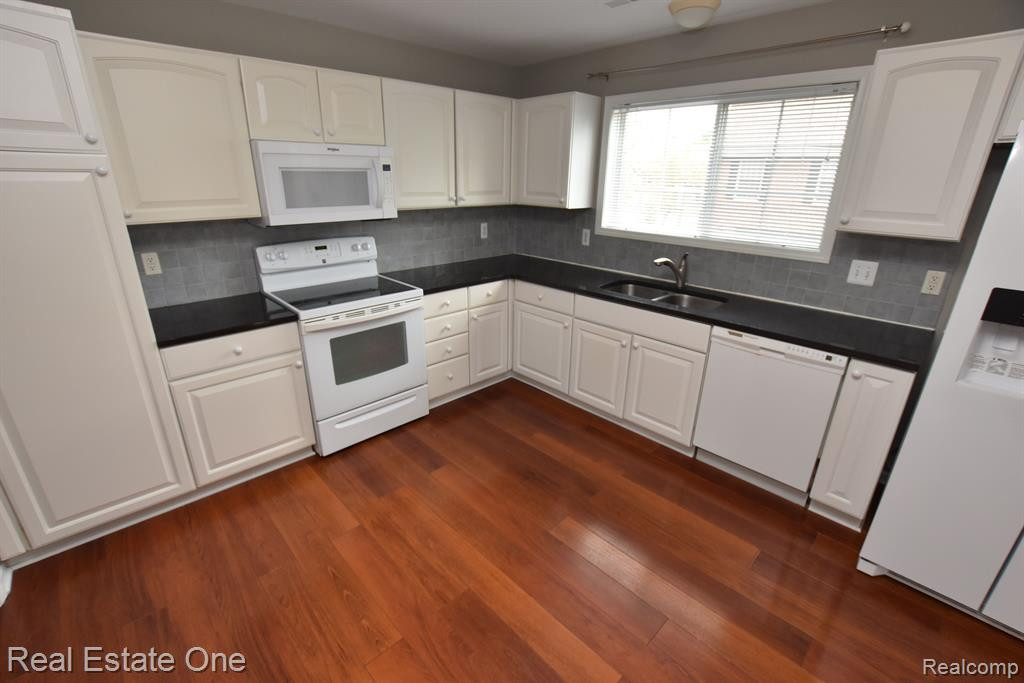 28101 CARLTON WAY Drive, Novi, MI 48377 — Photo 8