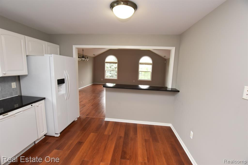 28101 CARLTON WAY Drive, Novi, MI 48377 — Photo 10