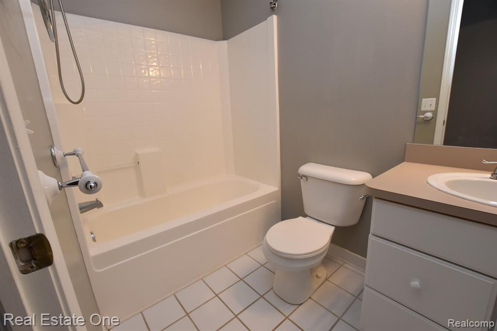 28101 CARLTON WAY Drive, Novi, MI 48377 — Photo 11