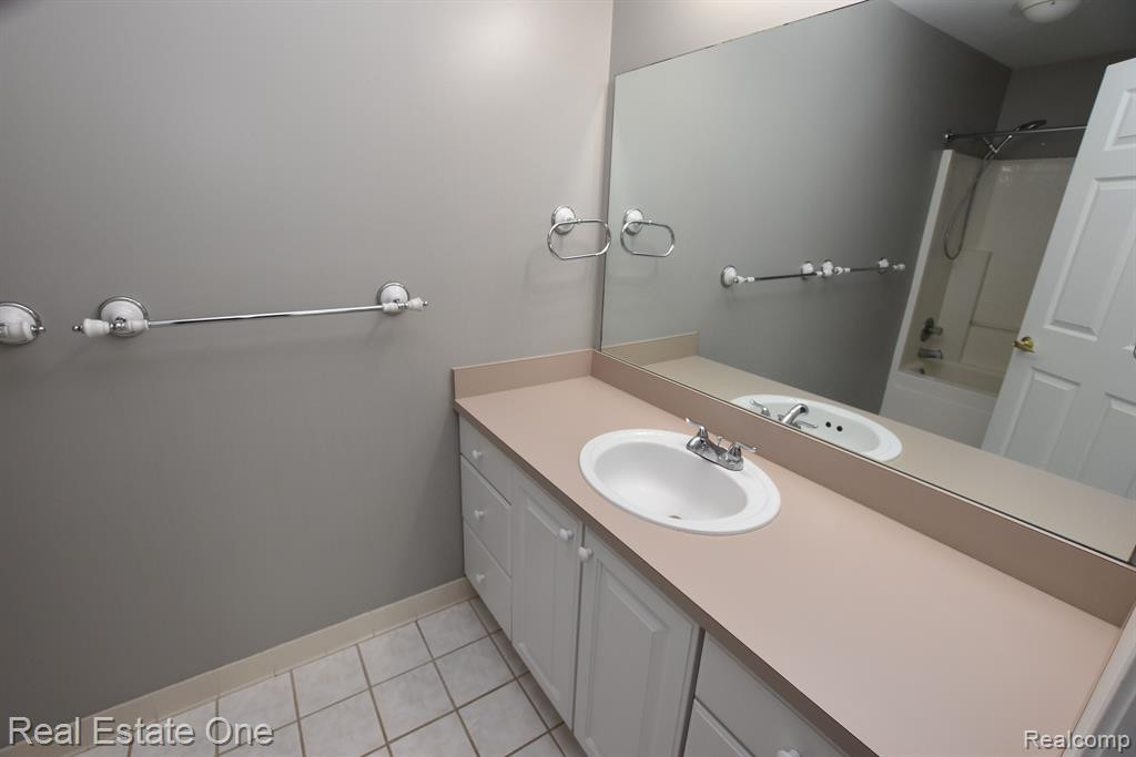 28101 CARLTON WAY Drive, Novi, MI 48377 — Photo 15