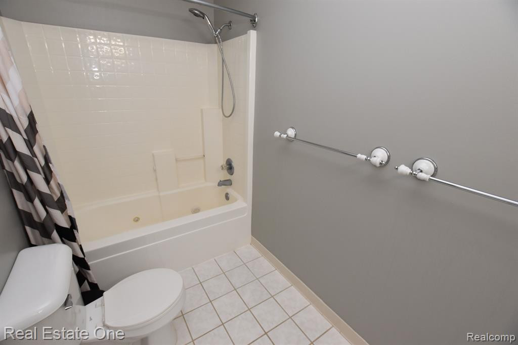 28101 CARLTON WAY Drive, Novi, MI 48377 — Photo 16