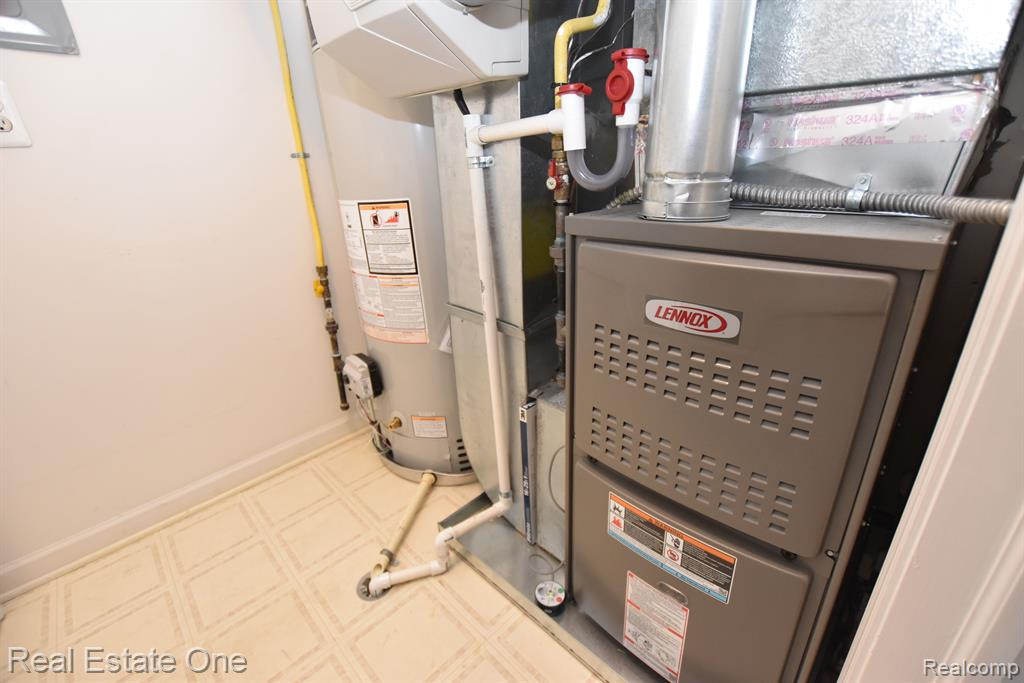 28101 CARLTON WAY Drive, Novi, MI 48377 — Photo 17