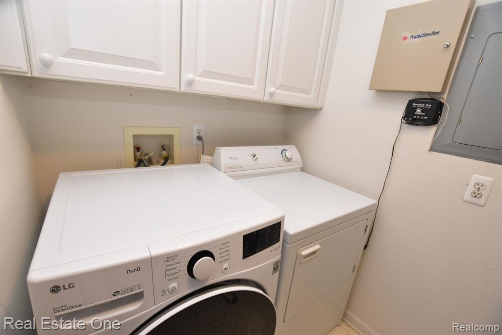 28101 CARLTON WAY Drive, Novi, MI 48377 — Photo 18