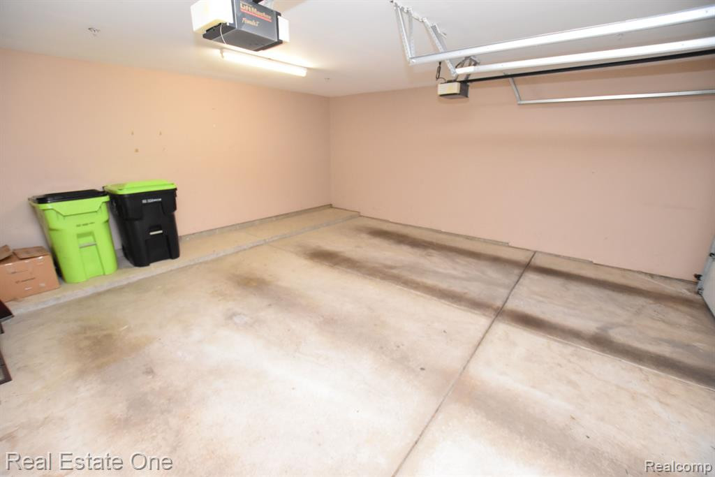 28101 CARLTON WAY Drive, Novi, MI 48377 — Photo 21