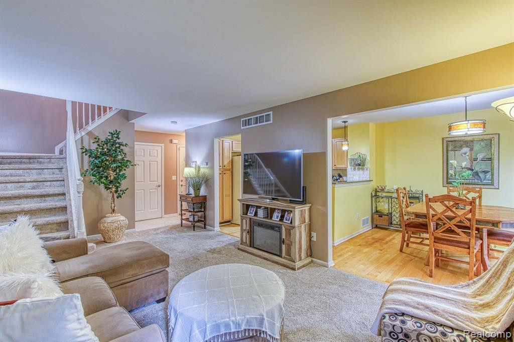 8733 HARDWOOD Drive, Belleville, MI 48111 — Photo 2