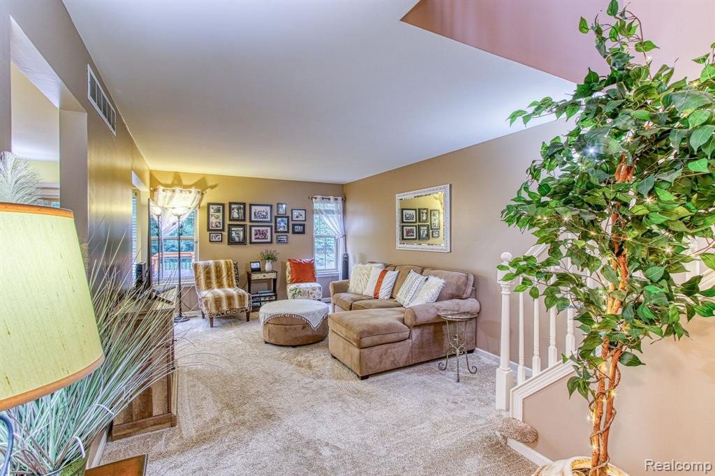 8733 HARDWOOD Drive, Belleville, MI 48111 — Photo 3