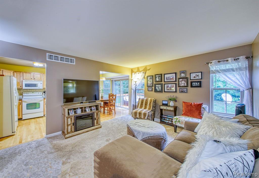 8733 HARDWOOD Drive, Belleville, MI 48111 — Photo 4