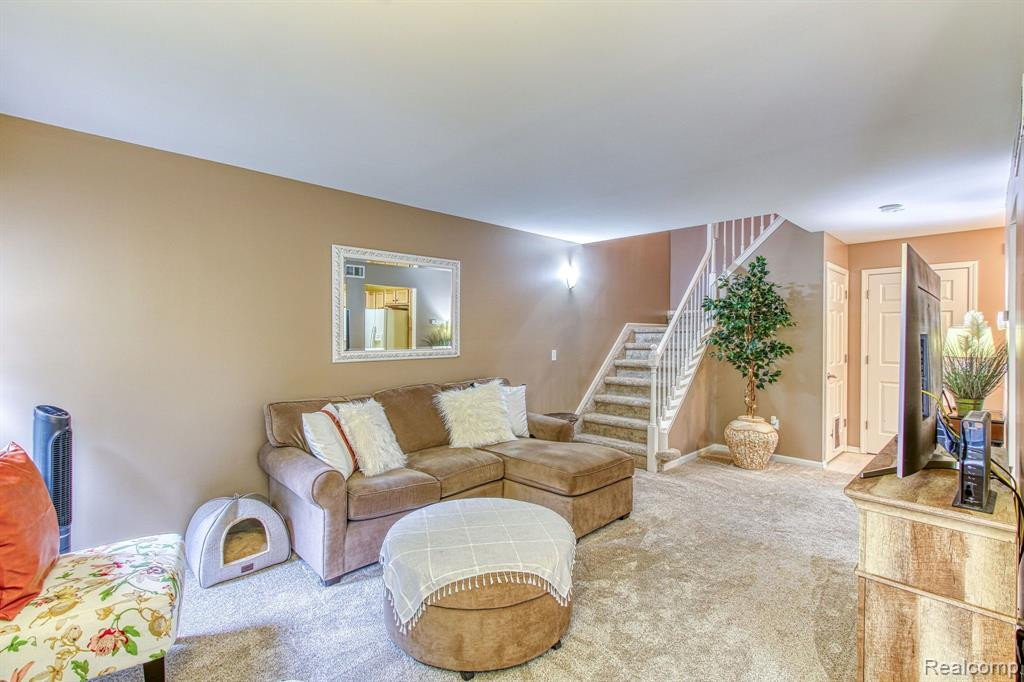 8733 HARDWOOD Drive, Belleville, MI 48111 — Photo 5