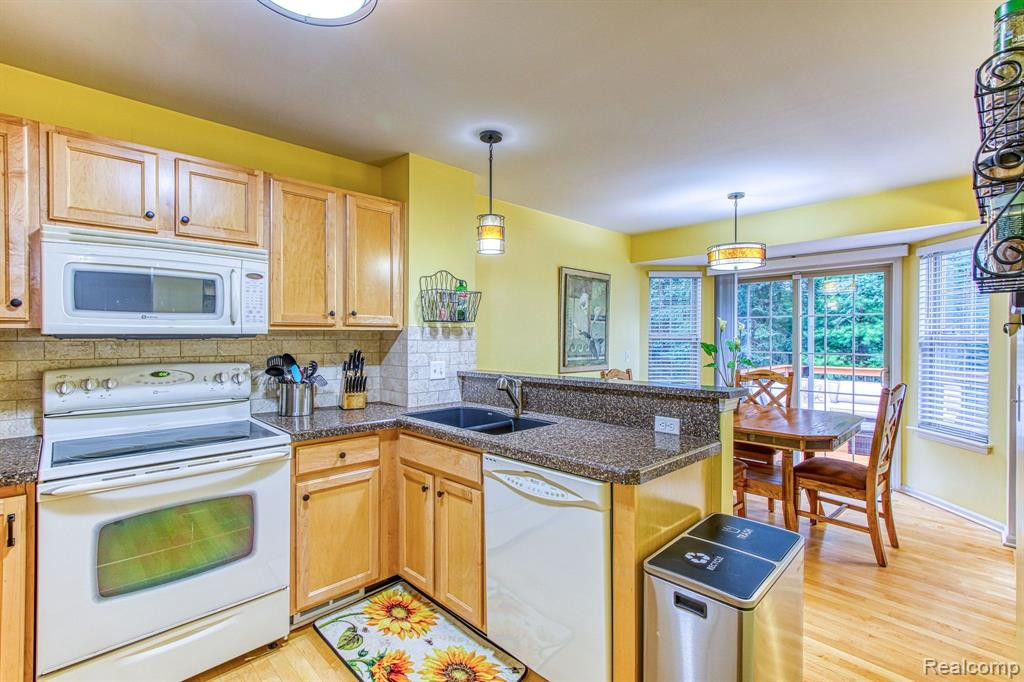 8733 HARDWOOD Drive, Belleville, MI 48111 — Photo 6