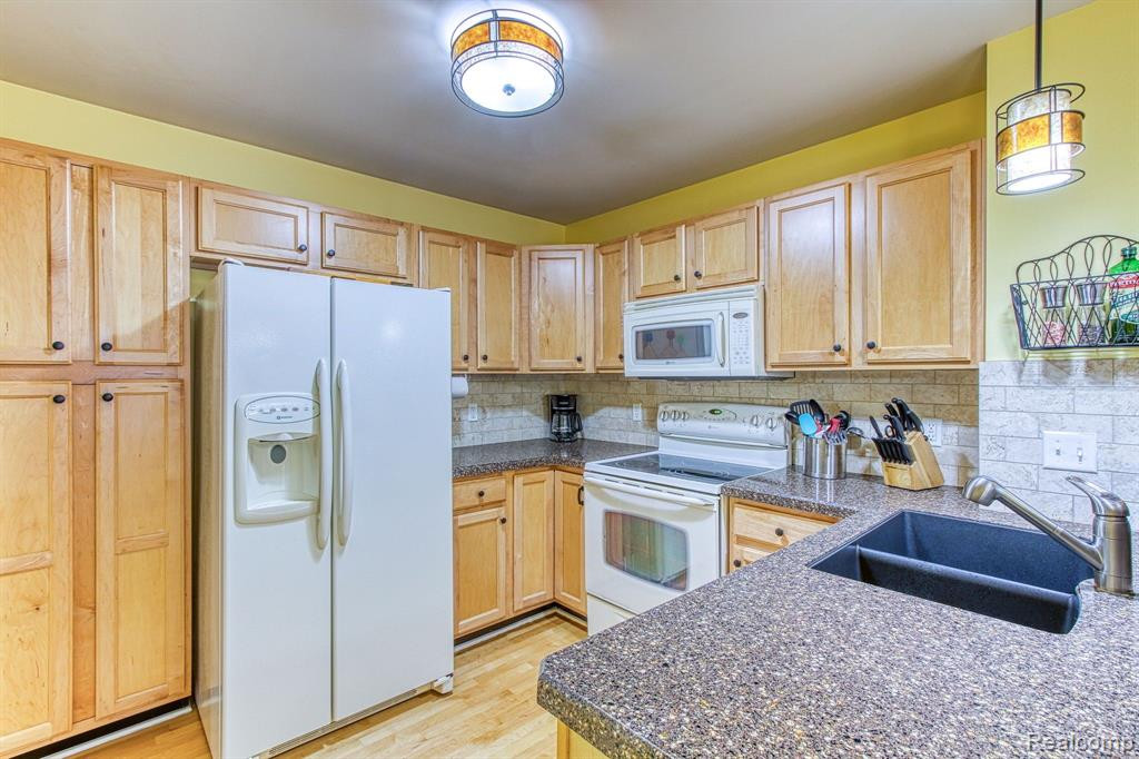 8733 HARDWOOD Drive, Belleville, MI 48111 — Photo 7