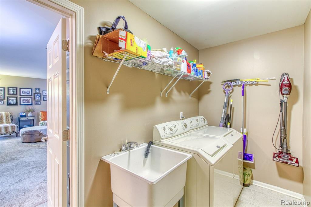 8733 HARDWOOD Drive, Belleville, MI 48111 — Photo 10