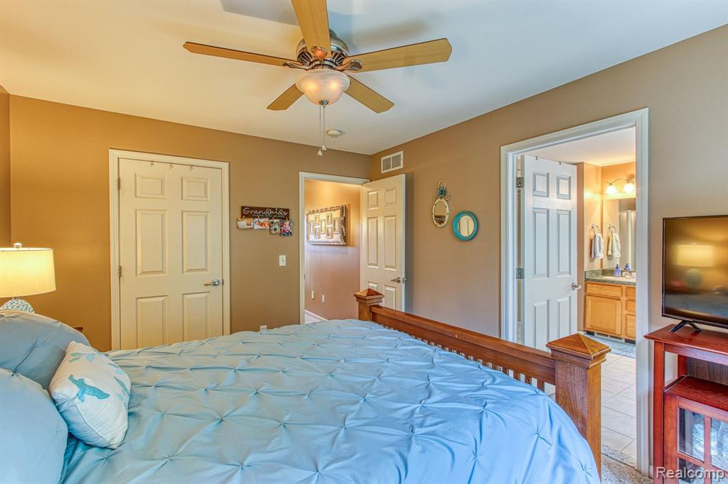 8733 HARDWOOD Drive, Belleville, MI 48111 — Photo 13