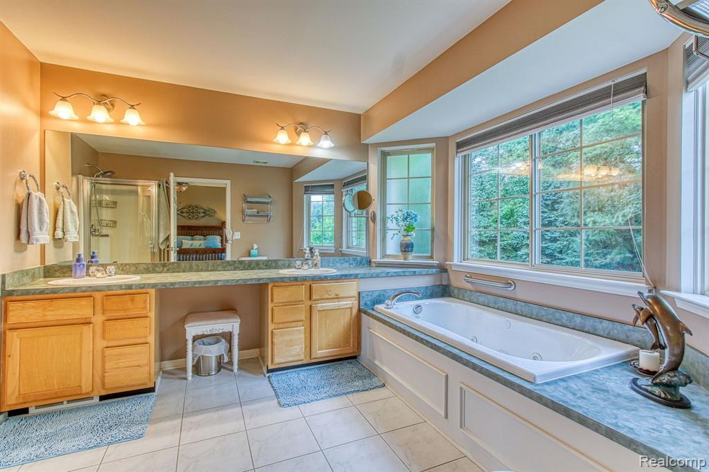 8733 HARDWOOD Drive, Belleville, MI 48111 — Photo 15