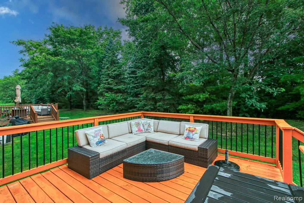 8733 HARDWOOD Drive, Belleville, MI 48111 — Photo 27