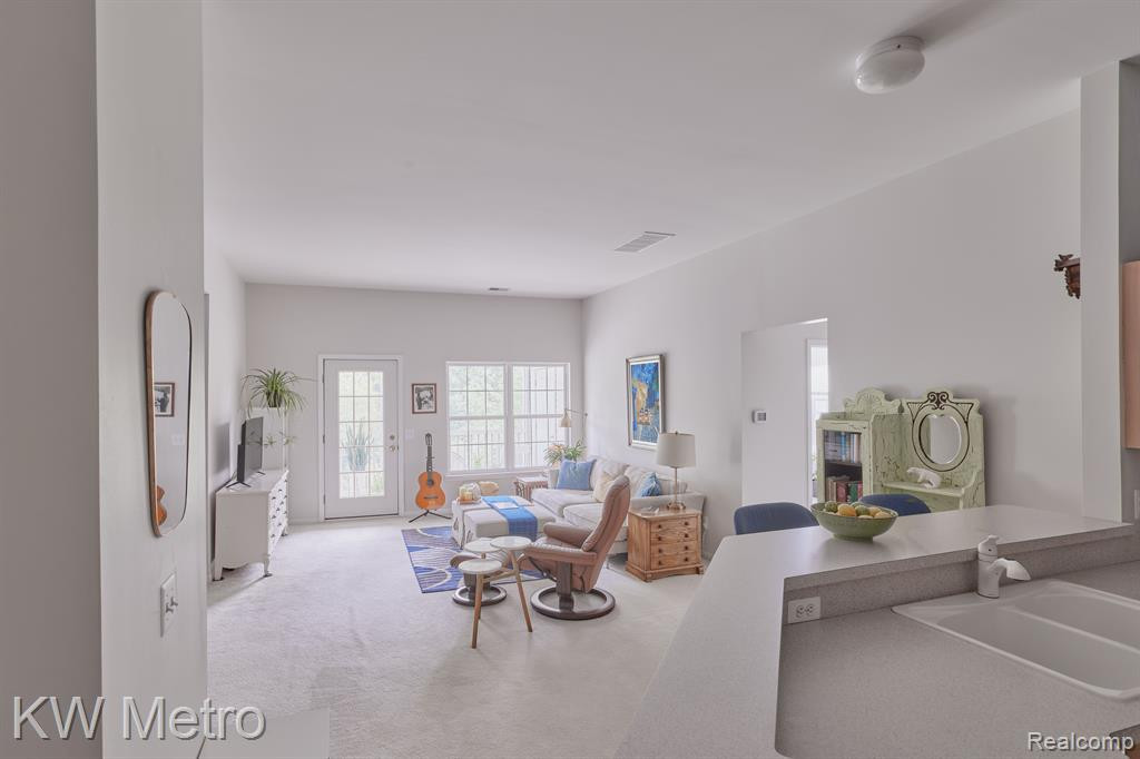2750 S KNIGHTSBRIDGE Circle, Ann Arbor, MI 48105 — Photo 2