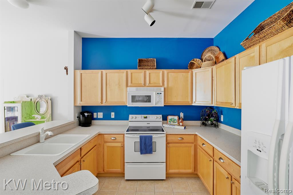 2750 S KNIGHTSBRIDGE Circle, Ann Arbor, MI 48105 — Photo 3