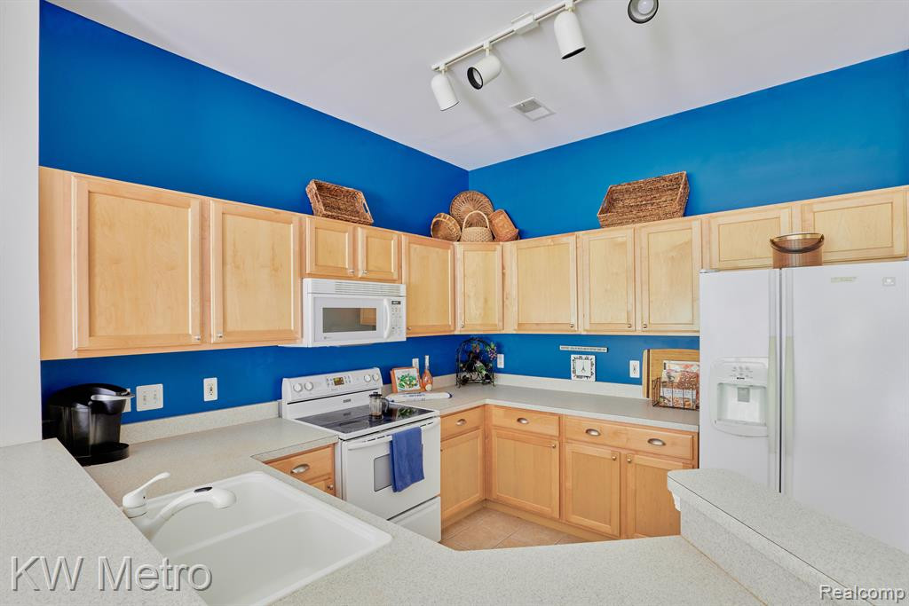 2750 S KNIGHTSBRIDGE Circle, Ann Arbor, MI 48105 — Photo 4