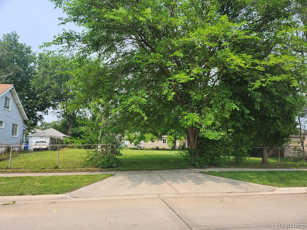 21833 MAC ARTHUR Boulevard, Warren, MI 48089