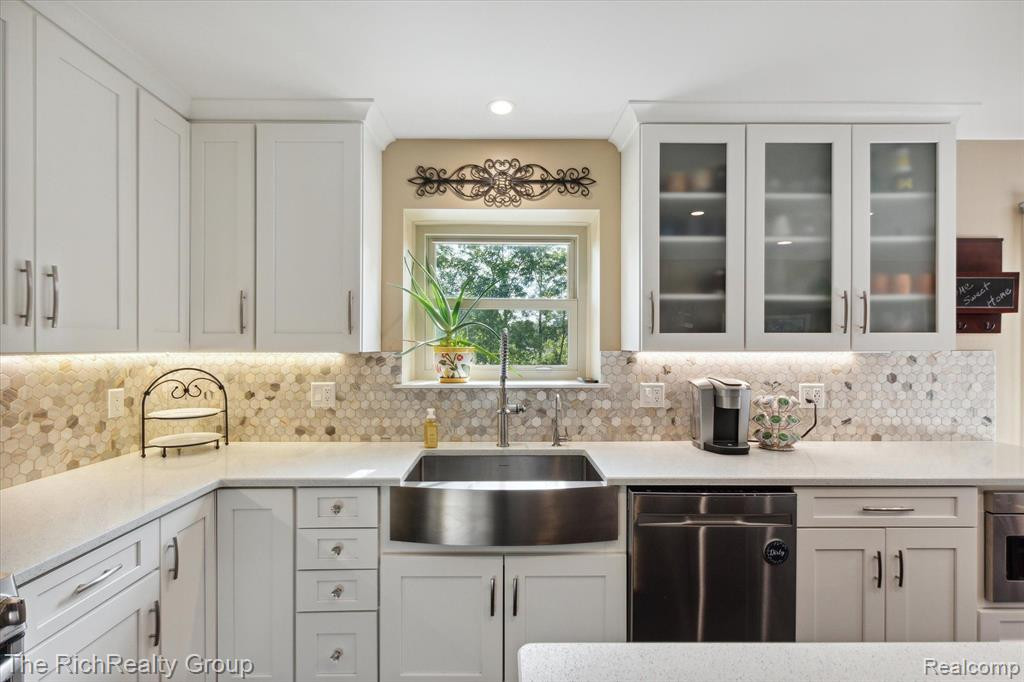 20876 Oak Tree Drive, South Lyon, MI 48178 — Photo 11