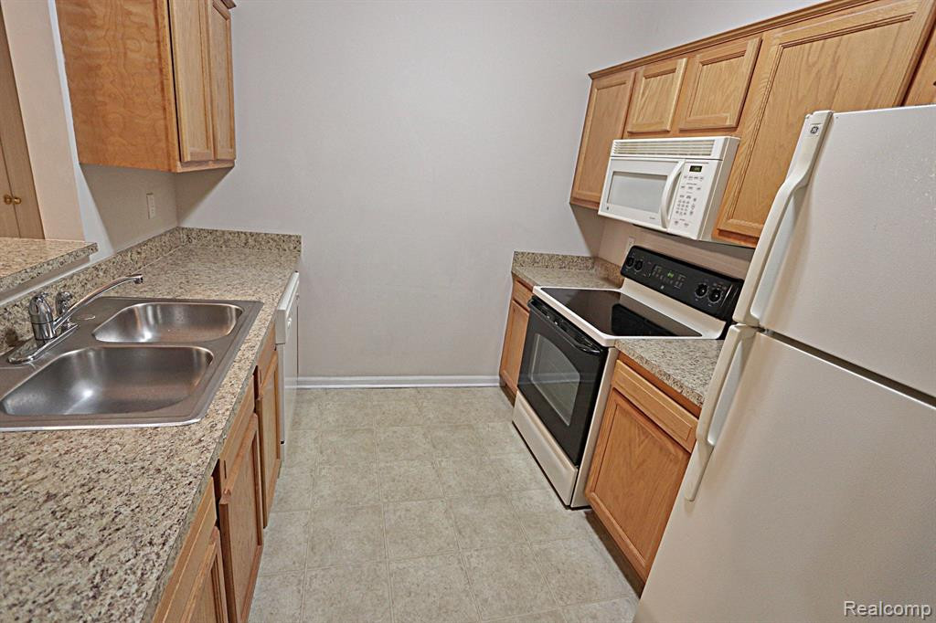 48431 MANOR BRIDGE Drive, 213, Canton, MI 48188 — Photo 8