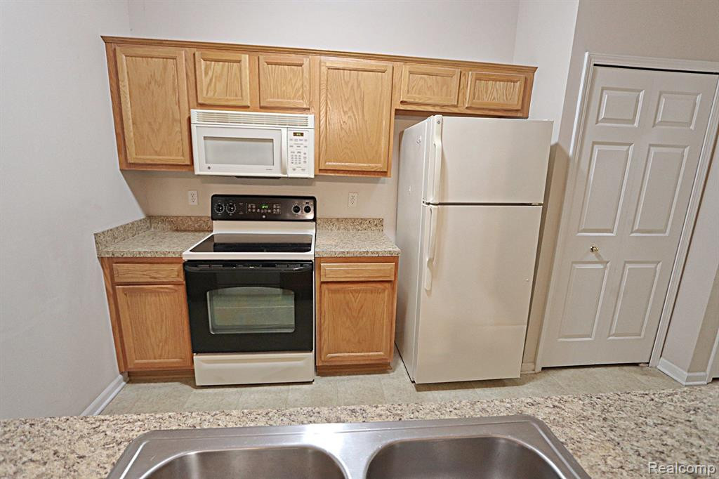 48431 MANOR BRIDGE Drive, 213, Canton, MI 48188 — Photo 9