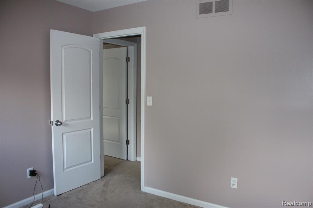 9189 ASCOT Drive, Ypsilanti, MI 48198 — Photo 16