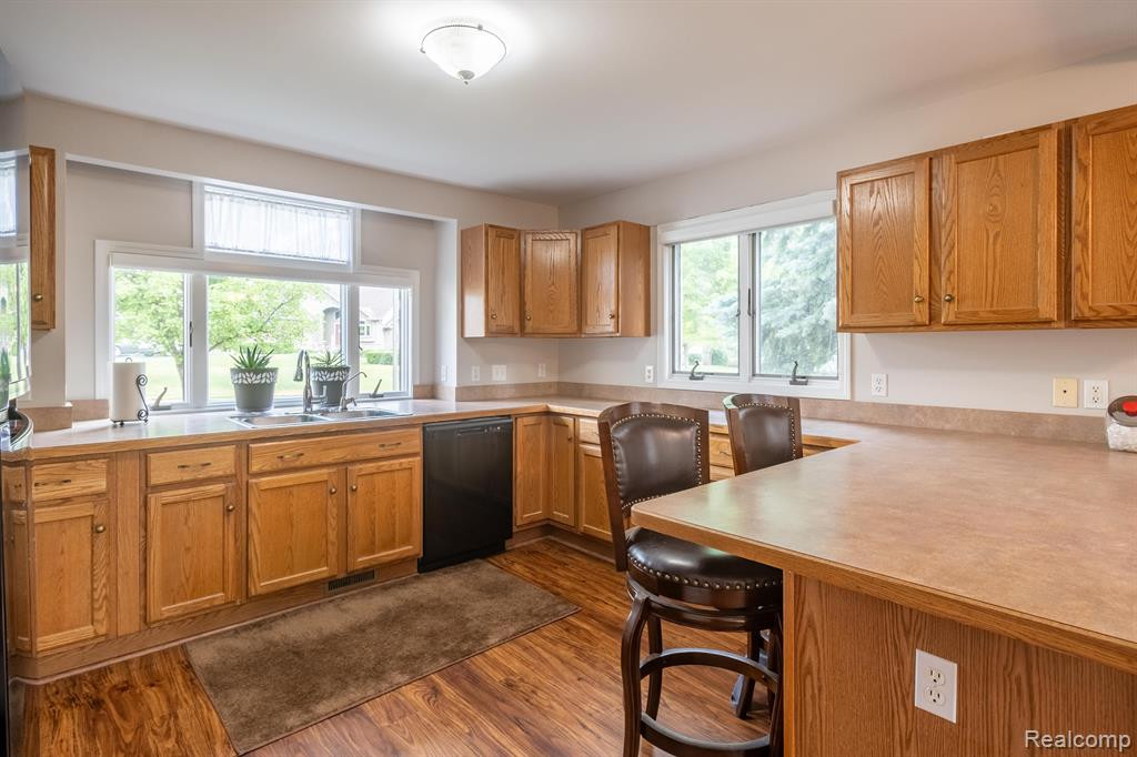 935 MILDRED J, Brighton, MI 48116 — Photo 3
