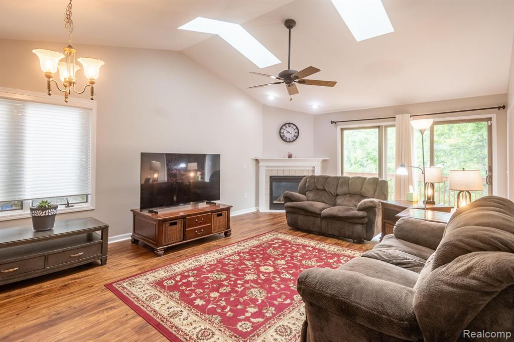 935 MILDRED J, Brighton, MI 48116 — Photo 4